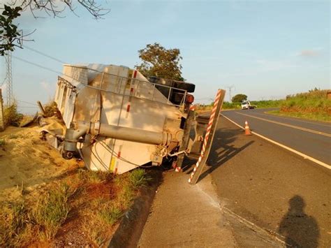 G1 Caminhão tomba em rodovia que liga Guareí a Itapetininga