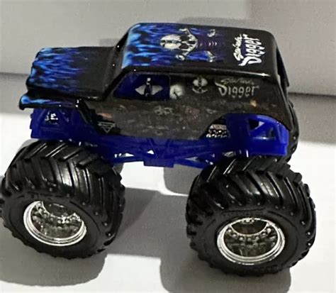 HOT WHEELS MONSTER Jam Son UVA Digger Black And Blue Chrome Rims EUR PicClick FR