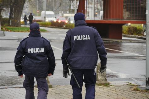 Biega Z No Em Po Ulicy Akcja Policji Na Strzegomskiej Tuwroclaw