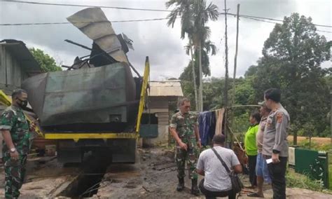 Viral Truk Terjebak Banjir Dan Terseret Arus Sungai Di Ngada Sopir Dan