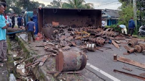 Tak Kuat Menanjak Truk Bermuatan Besi Bekas Terbalik Di Jalan Desa