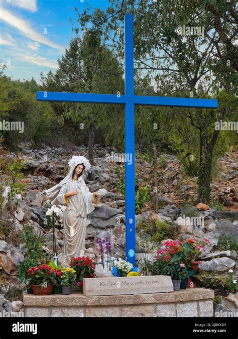 La Croce Blu Ai Piedi Del Podbrdo Collina Delle Apparizioni E La