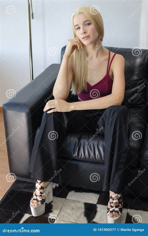 Femme Blonde S Asseyant Dans Un Fauteuil Image Stock Image Du Charme Pose