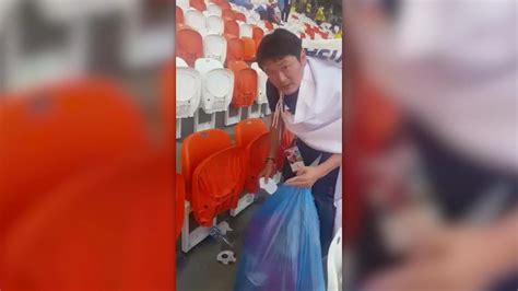 El ejemplo de Japón aficionados limpian el estadio tras el partido