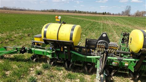 No Tilling Corn With The John Deere 1760 Planter Youtube