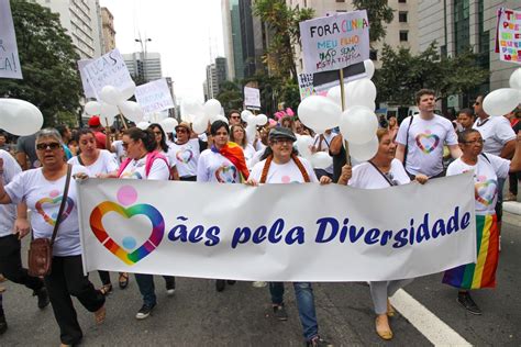 Parada Gay De S O Paulo Re Ne Cerca De Mil Pessoas Diz Pm Uol Not Cias