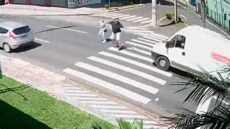 V Deo Homem Morre Atropelado Atravessando Na Faixa De Pedestre