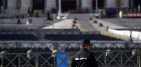 Policía descubre una orgía gay y drogas en el departamento de un monseñor en el Vaticano Notas