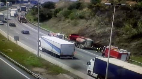 Un camió a l AP 7 a Castellbisbal aboca purins al Llobregat