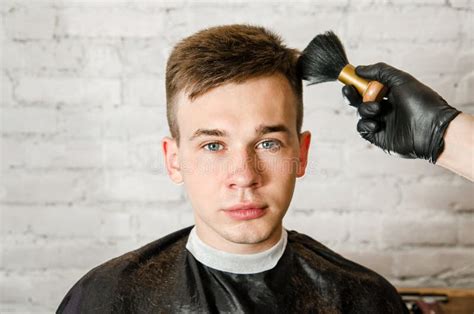 El Peluquero Limpia El Cuello De Un Individuo Joven Con Un Cepillo Con