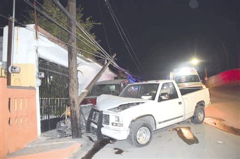 Cafre Choca Dos Autos Estacionados Y Poste De Madera En La Barrera