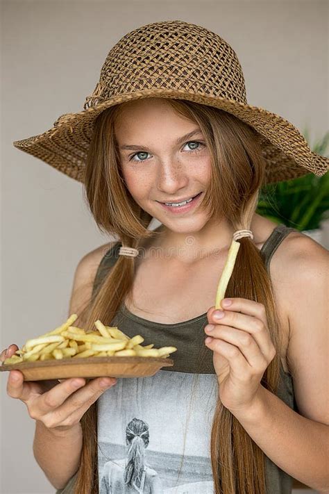 Le Portrait De La Belle Fille Redhaired Ans Avec De Longs Cheveux