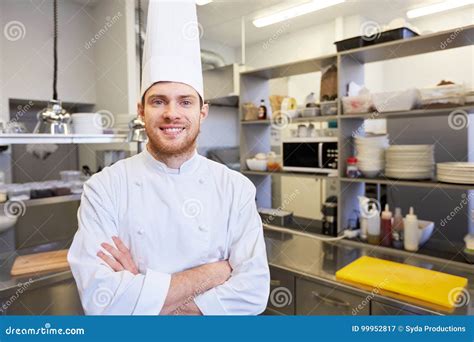 Cozinheiro Masculino Feliz Do Cozinheiro Chefe Na Cozinha Do