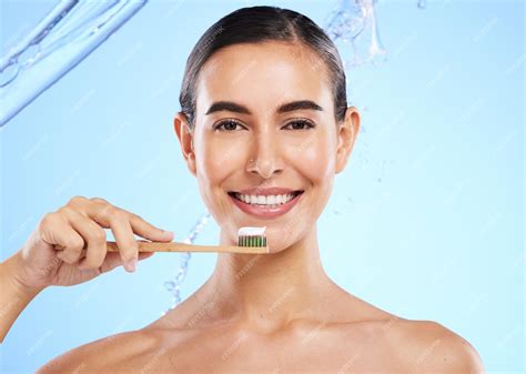 Agua De Retrato O Mujer Feliz Cepillándose Los Dientes Sonriendo Con Un Producto Para Una