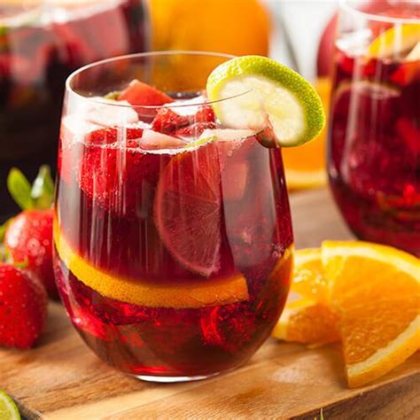 5 receitas de sangria simples para se deliciar no verão