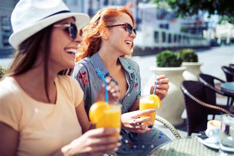 Amigos Felices De Las Mujeres Que Sonr En Y Que Se Divierten Mientras