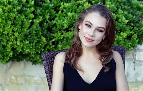 Обои long hair nature model awesome brunette gorgeous posing beautiful face на телефон и