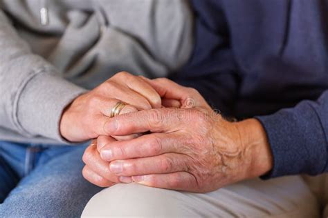 Manos De Pareja De Ancianos Que Mantienen Juntos El Cuidado Y El Apoyo