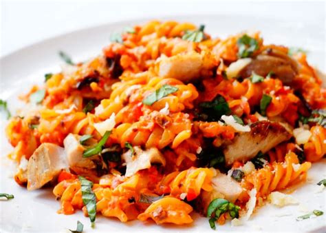 Паста фузилли с кусочками цыпленка и песто калабрезе