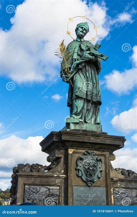 Estatua De San Juan De Nepomuk En Charles Bridge En Praga Imagen De