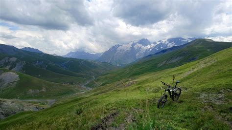 Le tour du plateau dEmparis par les lacs VTT à Besse dans les Alpes en