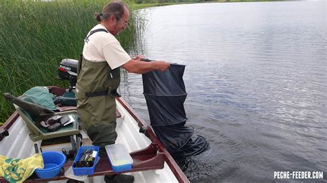 Pêche En Irlande Au Feeder En Bateau Sur La Rivière Shannon