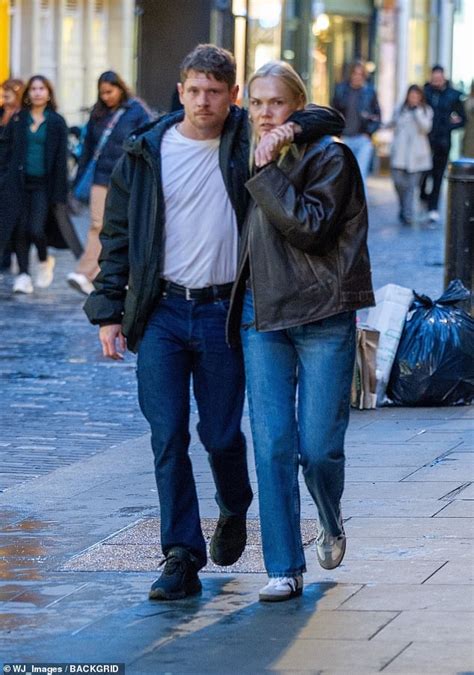 Jack Oconnell And His Hair Stylist Girlfriend Imogen Coates Walk Arm