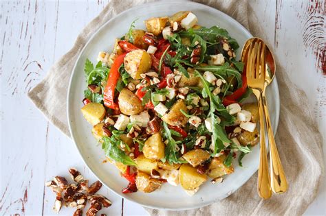 Kartoffelsalat Med Bagte Peberfrugter Feta Rucola Og Mandler Med Karry