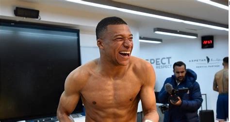 Kylian Mbappé dans la piscine il fait fondre les fans