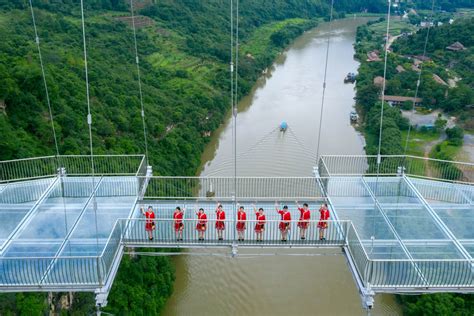 A Ponte Fundo De Vidro Mais Longa Do Mundo Foi Inaugurada Na China