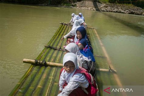 Jembatan Gantung Putus Siswa Seberangi Sungai Naik Rakit Bambu