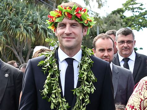 Photos En Nouvelle Cal Donie Emmanuel Macron Pose Avec Une Couronne