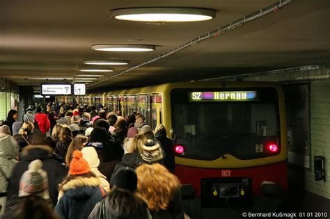 Europa Deutschland Berlin Mitte S Bahnhof Brandenburger Tor