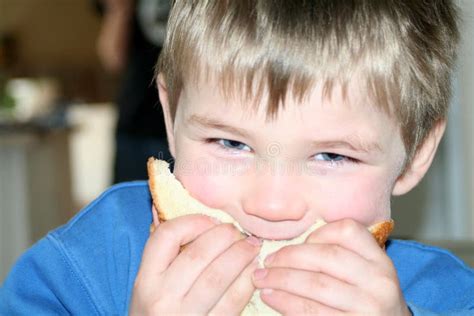 Un Homme Mange Un Sandwich Image Stock Image Du Delicatessen 45165861