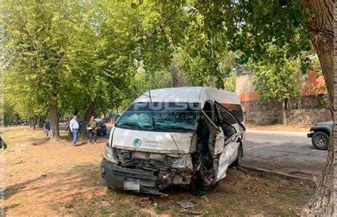 Transporte de personal choca contra árbol en el río Santiago