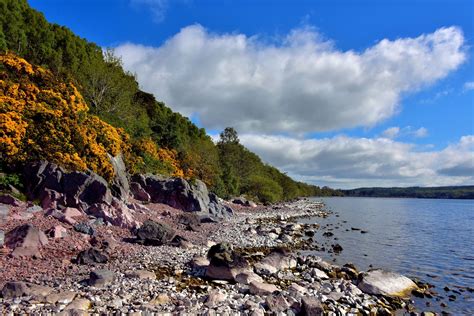 Description of Loch Ness in Scottish Highlands, Scotland - Encircle Photos