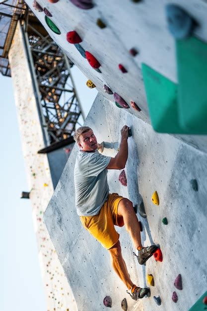 Un Escalador Masculino Est Escalando Al Aire Libre En Una Roca