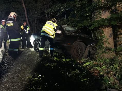 Feuerwehrmitglied Kommt Als Ersthelfer Zu Schwerem Verkehrsunfall Mit 5