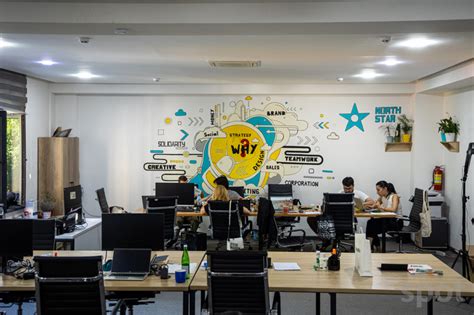 Дерево в офисе, спортивные кольца и граффити: как устроен офис TBC – Spot