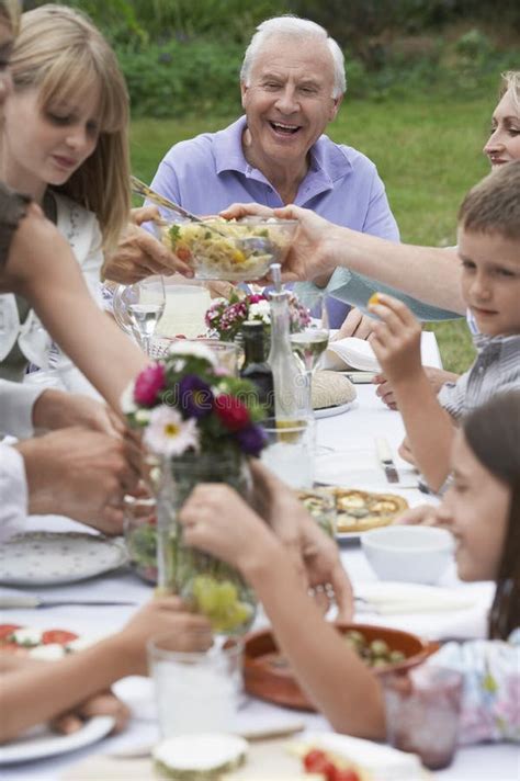 Familia Multi De La Generaci N Que Se Tuesta En La Cena Afuera Foto De