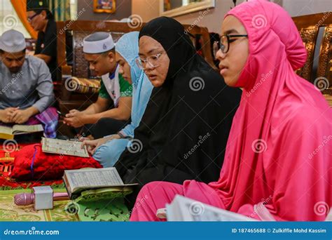 Mujer Musulmana Malaya Con Hijab Leyendo El Sagrado Libro Quran