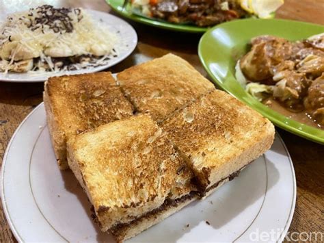 Ngemil Roti Bakar Wiwied Aneka Topping Yang Legendaris Lezatnya