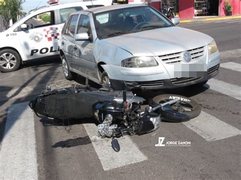 Acidente Entre Carro E Moto Deixa Mulher Ferida Em Esquina Sem Foro