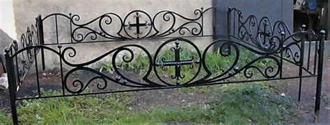 Оградка могильная.