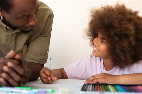 Père aidant sa fille à faire ses devoirs Photo Gratuite