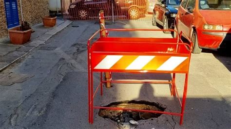 Sferracavallo In Via Dammuso Si Apre Una Voragine Strada Chiusa Alle Auto