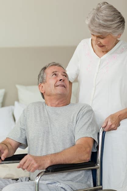 Hombre Jubilado En Su Silla De Ruedas Con Su Esposa Foto Premium