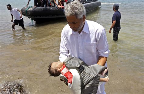 Naufragio en el Mediterráeno Al menos cien muertos entre ellos tres