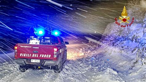 Restano Bloccati Con L Auto Nella Neve Tre Ventenni Salvati Dai Vigili