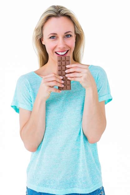 Sonriente Rubia Comiendo Barra De Chocolate Foto Premium